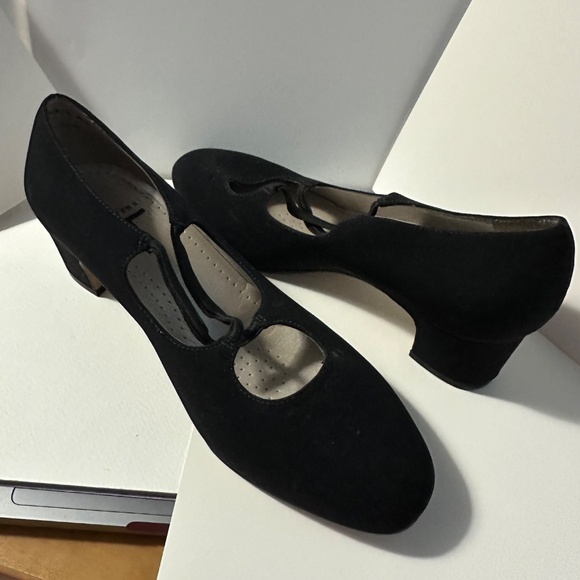 Brand New Trotters Black Low Heel Shoes with Elastic Strap – Size 8WW - Picture 6 of 13